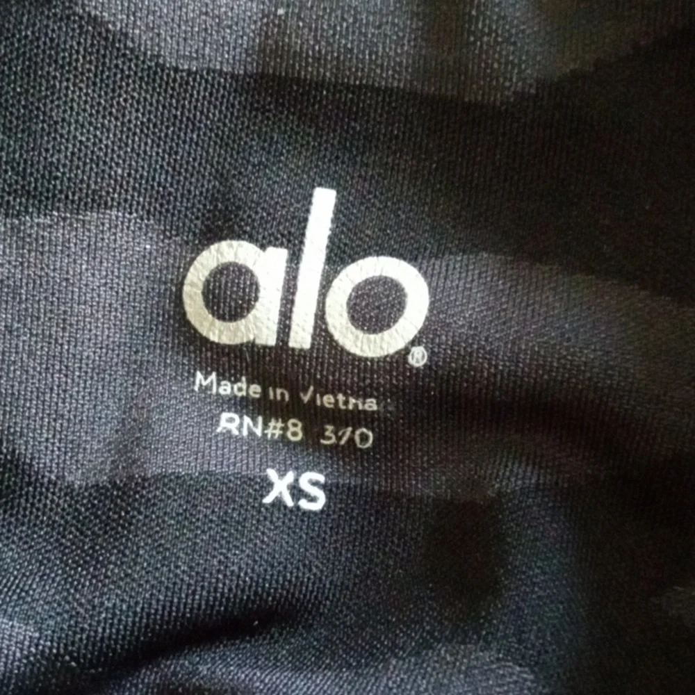 ALO Yoga Air Brush Black Arches Capris